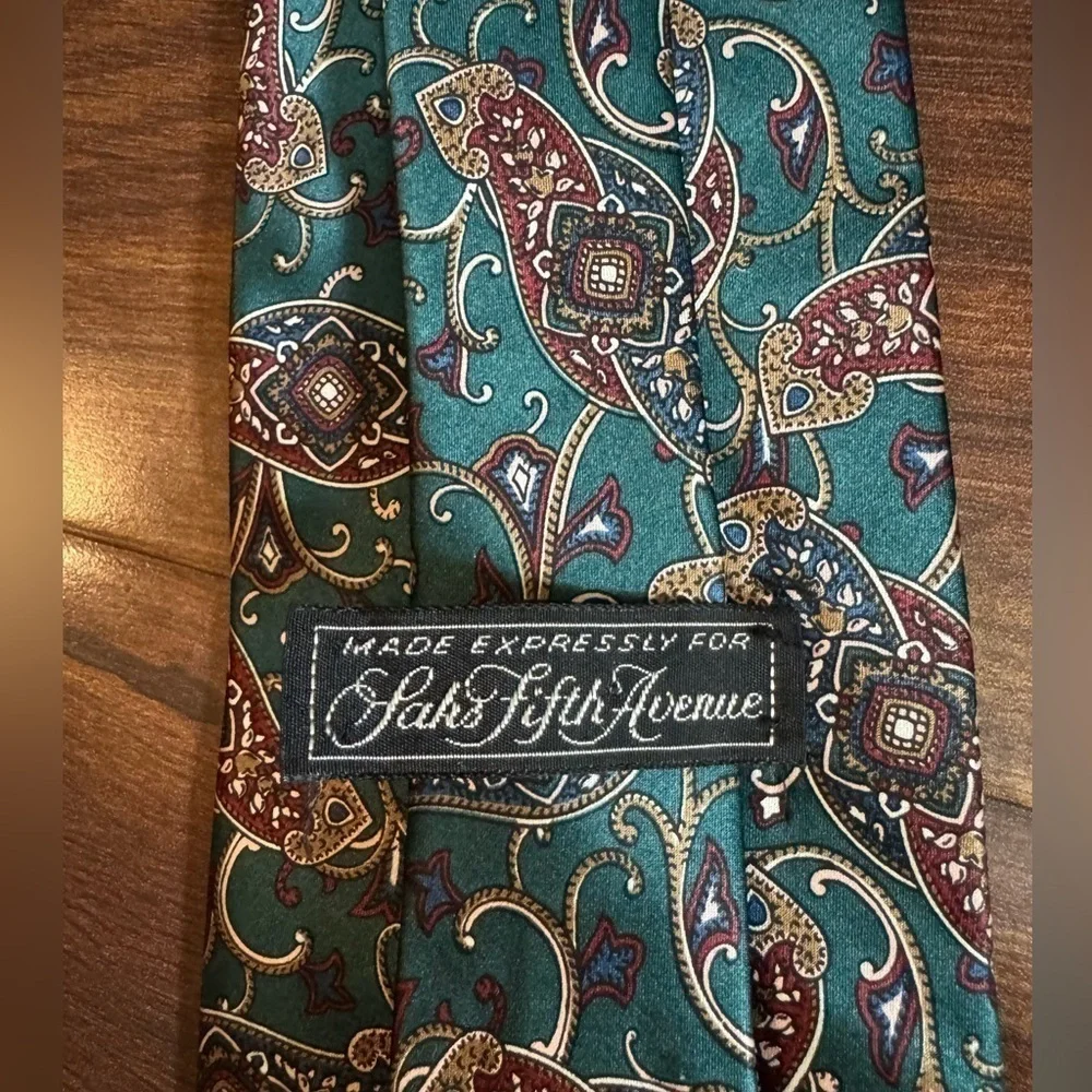 🌿SALE🌿SAKS Fifth Avenue All Silk Green Paisley Print Necktie